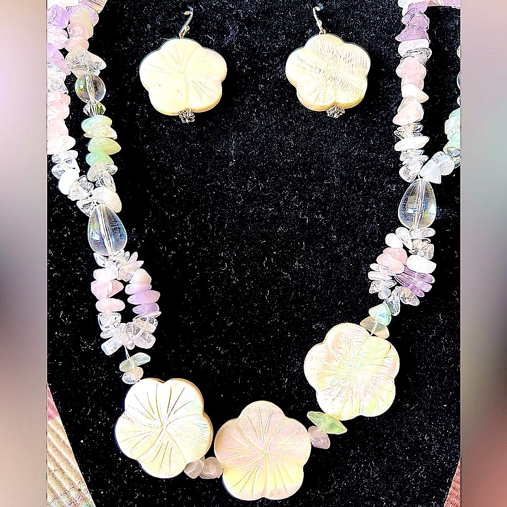 🌸 New AB Iridescent Carved Mother of Pearl Shell Flower Gemstone Bead Necklace